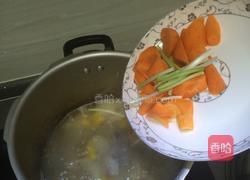 玉米胡萝卜排骨汤的做法图解7