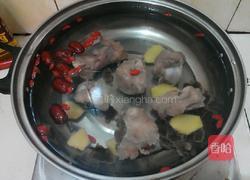 玉米红萝卜大骨汤的做法图解3