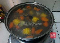 玉米红萝卜大骨汤的做法图解4