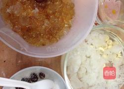 银耳莲子桃胶甜汤的做法图解1