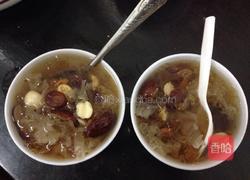 银耳莲子桃胶甜汤的做法图解3