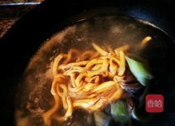 蒜苗炒鸭肠的做法图解1