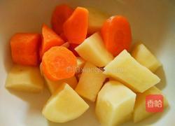 土豆焖鸡的做法图解1