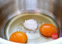 豆沙鸡蛋卷的做法图解1