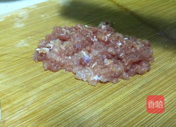 肉末炒豌豆的做法图解1