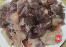 土豆烧鸭块的做法图解1