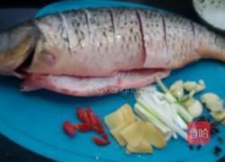 酱焖鲤鱼的做法图解1