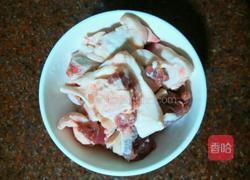 土豆焖猪脚的做法图解1