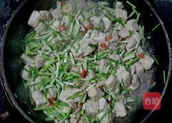 蒜苗炒豆腐的做法图解5