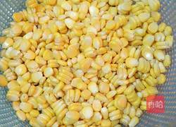 玉米炒火腿的做法图解1