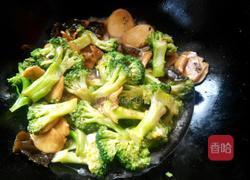 杏鲍菇炒西兰花的做法图解10