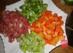 什锦蔬菜肉丁的做法图解2