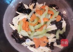 腐竹木耳炒西芹的做法图解10