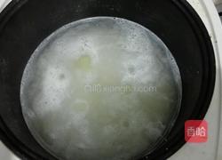 金针菇瘦肉粥的做法图解1