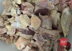 酸豆角炒鸭肉的做法图解1