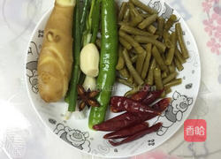酸豆角炒鸭肉的做法图解2