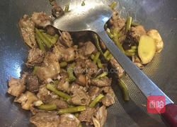 酸豆角炒鸭肉的做法图解5