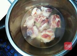 香菇白菜排骨汤的做法图解3