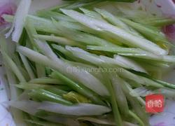 西芹炒鸡蛋的做法图解1