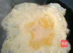 Illustration of how to make green pepper and egg fried rice 3