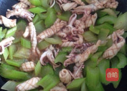 鱿鱼炒西芹的做法图解5