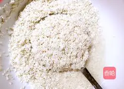 Illustration of how to make bacon claypot rice 1