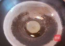 蒜苔辣椒炒腊肠的做法图解2