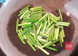 蒜苔辣椒炒腊肠的做法图解3