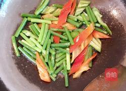 蒜苔辣椒炒腊肠的做法图解4