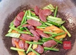 蒜苔辣椒炒腊肠的做法图解7