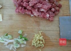 肉丁豌豆的做法图解1