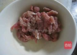 菠菜炒肉的做法图解1