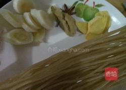 东北蘑菇炖鸡爪子的做法图解6