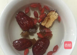 花胶圆肉杞子炖鸡腿的做法图解5
