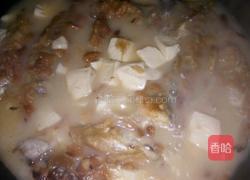 鲫鱼炖豆腐贴饼子的做法图解7