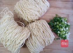 瘦肉汤面的做法图解1