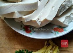 汪丫鱼枸杞豆腐汤的做法图解2