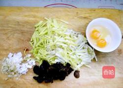 木耳鸡蛋炒蒜黄的做法图解1