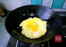 木耳鸡蛋炒蒜黄的做法图解2