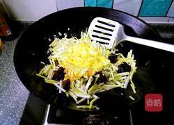 木耳鸡蛋炒蒜黄的做法图解5