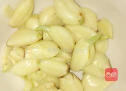 蒜粒炒云耳的做法图解1