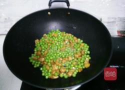 豌豆炒肉丁的做法图解8
