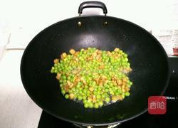 豌豆炒肉丁的做法图解12