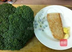 肉卷炒西兰花的做法图解1