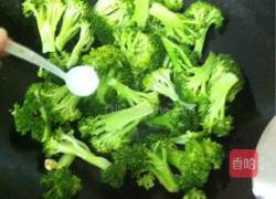 肉卷炒西兰花的做法图解5