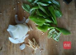 尖椒熘苦肠的做法图解3