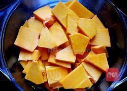 南瓜绣球豆沙包的做法图解1