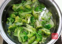 火腿炒西兰花的做法图解1