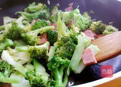 火腿炒西兰花的做法图解12