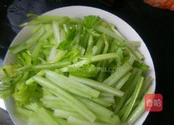 芹菜炒墨鱼的做法图解1